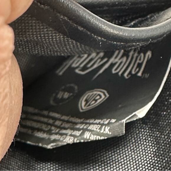 Hogwarts Vinyl Folding Imprinted Symbol Wallet - Black - Picture 7 of 8